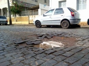 Pavimentação 01 Rua João Catarina em frente ao número 64 (Eleitor de Roninho) tem um buraco que cabe um carro e esgoto correndo a céu aberto