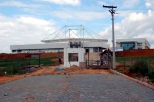 Pavimentação 02 Prefeito Fernando Paulada aumentou até o número de trabalhadores para levar o calçamento às portas da Fábrica