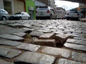 Pavimentação 03 Início da rua do prefeito Fernando Paulada esquina com a 10 de Maio e por toda sua extensão tem buracos e paralelepípedos fora do lugar
