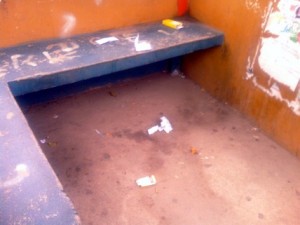 Ponto de ônibus 03 Local sempre está sujo com pontas de cigarros, papéis, urina entre outros dejetos