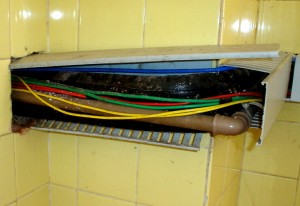 Prefeitura 02 Esta é a nossa administração pública. Cabos de energia sendo conduzido com canos de água e exposto em um banheiro. Tudo pronto para um acidente.