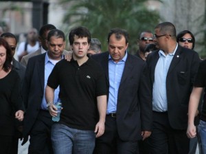 Sepultamento Mariana O governador Sérgio Cabral acompanha seu filho Marco Antônio no enterro da namorada do jovem. Foto: Guto Maia/Futura Press" title="O governador Sérgio Cabral acompanha seu filho Marco Antônio no enterro da namorada do jovem. Foto: Guto Maia/Futura Press"