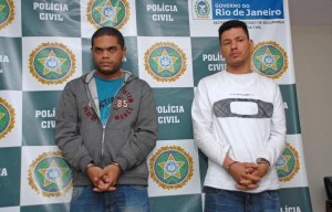 Traficantes presos Polícia prende Fábio da Cruz (blusa cinza) e Jorge Silveira dos Santos chefe do tráfico da Mangueira - Foto: Ignácio Ferreira