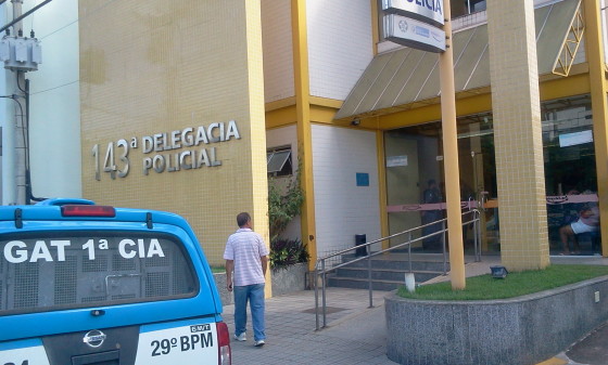 Dois jovens foram detidos no início da madrugada desta quinta-feira (13), na Rua José Egídio Tinoco, Bairro Cidade Nova