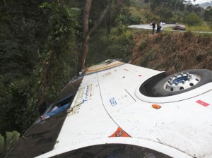 Ônibus da Banda 14 Bis cai em ribanceira matando 1 e ferindo 13 em MG Ônibus da Banda 14 Bis cai em ribanceira matando 1 e ferindo 13 em MG