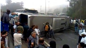 Acidente com ônibus no Rio de Janeiro deixa uma pessoa morta e 23 feridas Acidente com ônibus no Rio de Janeiro deixa uma pessoa morta e 23 feridas