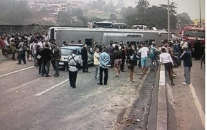 Ônibus não conseguiu fazer a curva e tombou interrompendo o trânsito e outros não conseguindo frear bateu em seguida Ônibus não conseguiu fazer a curva e tombou interrompendo o trânsito e outros não conseguindo frear bateu em seguida