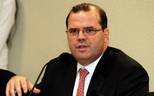Alexandre Tombini Tombini diz que Brasil poderá ter no futuro taxa de juros e meta de inflação mais baixas