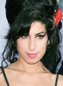 Amy Winehouse foi encontrada morta em seu flat em Londres Amy Winehouse foi encontrada morta em seu flat em Londres