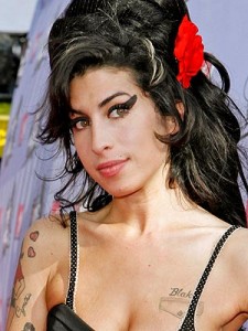 Amy Winehouse é encontrada morta dentro de seu apartamento em Londres Amy Winehouse é encontrada morta dentro de seu apartamento em Londres