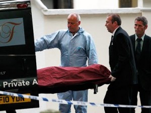 Causa da morte de Amy Winehouse só sairá no mês que vem Causa da morte de Amy Winehouse só sairá no mês que vem