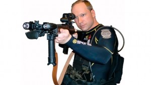 Anders Breivik Behring publicou na internet fotos com armamento pesado e outros artefatos militares Anders Breivik Behring publicou na internet fotos com armamento pesado e outros artefatos militares