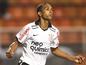 Liedson marcou o primeiro gol da partida contra o Botafogo em São Januário Liedson marcou o primeiro gol da partida contra o Botafogo em São Januário