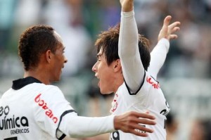 Willian marca, Corinthians vence o Internacional e dispara na liderança do brasileiro Willian marca, Corinthians vence o Internacional e dispara na liderança do brasileiro
