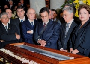 Dilma e FHC Ao lado de FHC, presidenta Dilma esteve no velório em BH