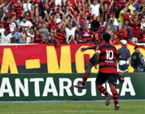 Willians marca contra o Fluminense e comemora seu gol com a torcida do Flamengo Willians marca contra o Fluminense e comemora seu gol com a torcida do Flamengo