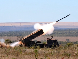 Exército testa foguetes balísticos no Campo de Instrução de Formosa Exército testa foguetes balísticos no Campo de Instrução de Formosa