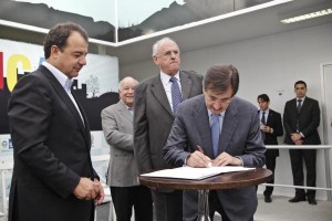 Governador Sérgio Cabral na Cerimônia de Instalação do Centro Judiciário de Solução de conflitos e Cidadania dos Complexos da Penha e do Alemão - Foto: Marino Azevedo Governador Sérgio Cabral na Cerimônia de Instalação do Centro Judiciário de Solução de conflitos e Cidadania dos Complexos da Penha e do Alemão - Foto: Marino Azevedo