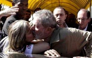 O ex-presidente beijou a militante Foto: Marcos Alves O ex-presidente beijou a militante Foto: Marcos Alves