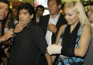 Maradona e sua namorada Verônica bateram de carro contra um ônibus Maradona e sua namorada Verônica bateram de carro contra um ônibus