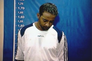 Máscara Homem suspeito de ter jogado granada contra Policial Militar é preso no Rio