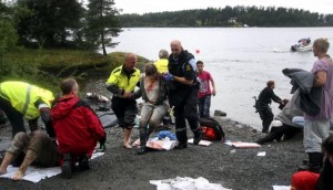 Após ser resgatada de um atirador, mulher ferida é socorrida na ilha Utaoya, Noruega Após ser resgatada de um atirador, mulher ferida é socorrida na ilha Utaoya, Noruega