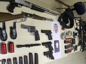 Delegacia Especial de Apoio ao Turismo apresenta armas dos acusados do assalto ao Hotel Santa Teresa Delegacia Especial de Apoio ao Turismo apresenta armas dos acusados do assalto ao Hotel Santa Teresa
