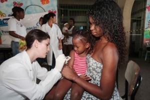 Luciana Ramos, 28 anos, auxiliar de serviços gerais, levou sua filha Michaele, 3 anos Foto: Rogério Santana Luciana Ramos, 28 anos, auxiliar de serviços gerais, levou sua filha Michaele, 3 anos Foto: Rogério Santana
