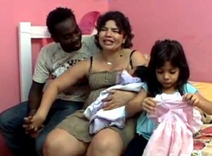 A família foi novamente reunida após a prisão da falsa médica A família foi novamente reunida após a prisão da falsa médica
