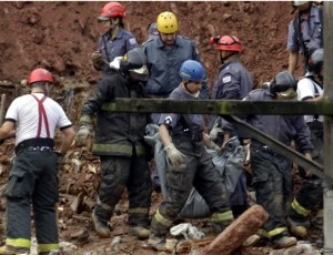 Deslizamento de terra destrói casas e deixa vítimas soterradas, na zona sul de São Paulo Deslizamento de terra destrói casas e deixa vítimas soterradas, na zona sul de São Paulo