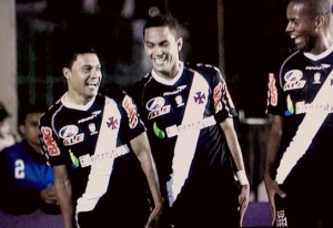 Éder Luiz vibrando com o primeiro gol do Vasco contra o Internacional em São Januário Éder Luiz vibrando com o primeiro gol do Vasco contra o Internacional em São Januário
