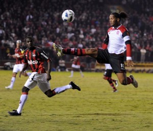 Ronaldinho brilha, Flamengo se classifica e quebra tabu na Arena Ronaldinho brilha, Flamengo se classifica e quebra tabu na Arena