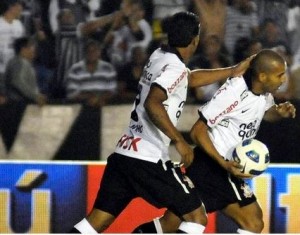 Corinthians vira o jogo contra o Atlético-MG e segue líder do Brasileirão Corinthians vira o jogo contra o Atlético-MG e segue líder do Brasileirão