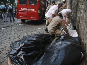 Quatro pessoas morreram no local após o bonde sair do trilhos, tombar e atingir um poste Quatro pessoas morreram no local após o bonde sair do trilhos, tombar e atingir um poste