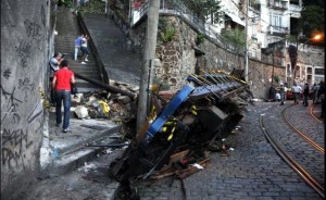 O bondinho do bairro carioca de Santa Tereza descarrilou e vitimou cinco pessoas e feriu mais de 50 pessoas na tarde deste sábado. Os destroços do bondinho e os corpos das vítimas ficaram em ladeira do trajeto. Um dos mortos foi o condutor do bondinho O bondinho do bairro carioca de Santa Tereza descarrilou e vitimou cinco pessoas e feriu mais de 50 pessoas na tarde deste sábado. Os destroços do bondinho e os corpos das vítimas ficaram em ladeira do trajeto. Um dos mortos foi o condutor do bondinho
