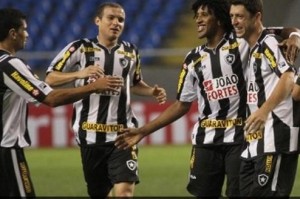 Felipe Menezes comemora com Cortês um dos gols marcados pelo Botafogo contra o Atlético-MG Felipe Menezes comemora com Cortês um dos gols marcados pelo Botafogo contra o Atlético-MG