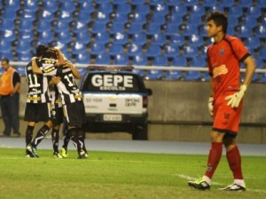 Botafogo vence Atlético e garante vaga nas oitavas de final da Sulamericana Botafogo vence Atlético e garante vaga nas oitavas de final da Sulamericana