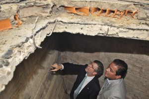 O presidente da Câmara dos Deputados, Marco Maia, confere mensagens deixadas por operários que construiram o Congresso Nacional em fosso pouco abaixo da plataforma de concreto que sustenta as duas cúpulas O presidente da Câmara dos Deputados, Marco Maia, confere mensagens deixadas por operários que construiram o Congresso Nacional em fosso pouco abaixo da plataforma de concreto que sustenta as duas cúpulas