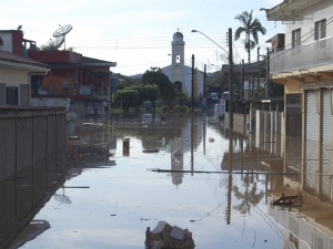 Enchente deixa mais de 9 mil pessoas desalojadas e desabrigadas no sul do estado de São Paulo