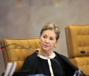 Ellen Gracie, primeira mulher a assumir uma cadeira na mais alta Corte do país, deixa o Supremo depois de 11 anos