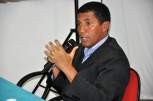 Prefeito Paulada de Itaperuna é obrigado a cobrar a taxa de lixo Prefeito Paulada de Itaperuna é obrigado a cobrar a taxa de lixo