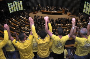 Funcionários dos Correios protestaram durante votação da Medida Provisória 532, que amplia as áreas de atuação da ECT, permitindo a exploração de serviços postais eletrônicos, financeiros e de logística integrada Funcionários dos Correios protestaram durante votação da Medida Provisória 532, que amplia as áreas de atuação da ECT, permitindo a exploração de serviços postais eletrônicos, financeiros e de logística integrada