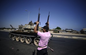 Na Líbia rebeldes conseguem controle de Tripoli Na Líbia rebeldes conseguem controle de Tripoli