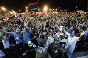 Líbios comemoram em Benghazi a prisão de Saif al Islam e a tomada parcial de Trípoli Líbios comemoram em Benghazi a prisão de Saif al Islam e a tomada parcial de Trípoli