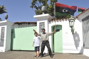 Manifestantes na Embaixada da Líbia com a nova bandeira do país nas mãos Manifestantes na Embaixada da Líbia com a nova bandeira do país nas mãos