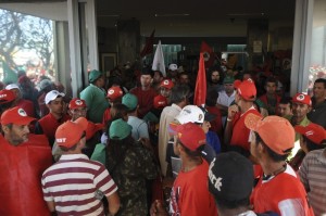 MST ocupa Ministério da Fazenda e pede pressa na reforma agrária MST ocupa Ministério da Fazenda e pede pressa na reforma agrária