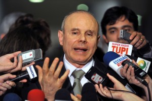 O ministro da Fazenda, Guido Mantega, em entrevista comenta a situação do Brasil perante a crise financeira internacional