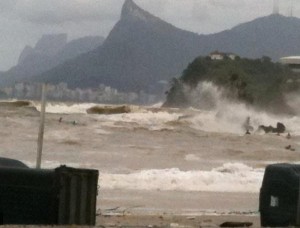 Ressaca atinge o Rio de Janeiro e Niterói Ressaca atinge o Rio de Janeiro e Niterói
