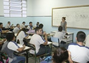 Professores de escolas públicas param nesta terça para cobrar cumprimento da Lei do Piso Professores de escolas públicas param nesta terça para cobrar cumprimento da Lei do Piso