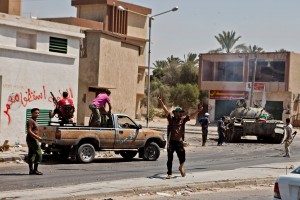 Forças anti-Khadafi estão a poucos quilômetros de Trípoli Forças anti-Khadafi estão a poucos quilômetros de Trípoli